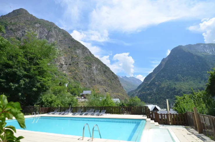 In summer, the swimming pool is open from the end of May to the middle of September.