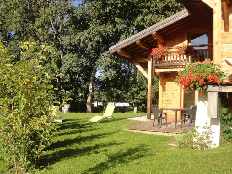 Une terrasse orientée ouest, au soleil l'après- midi et en soirée en été.