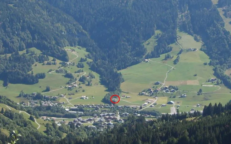 Situé au bas du domaine skiable. 