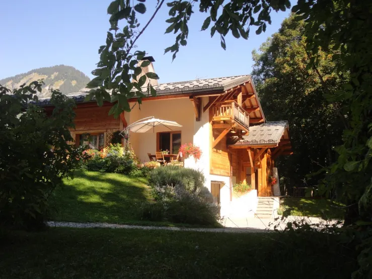 Arrivée au chalet avec l'entrée de l'appartement accessible par petit escalier façade est.