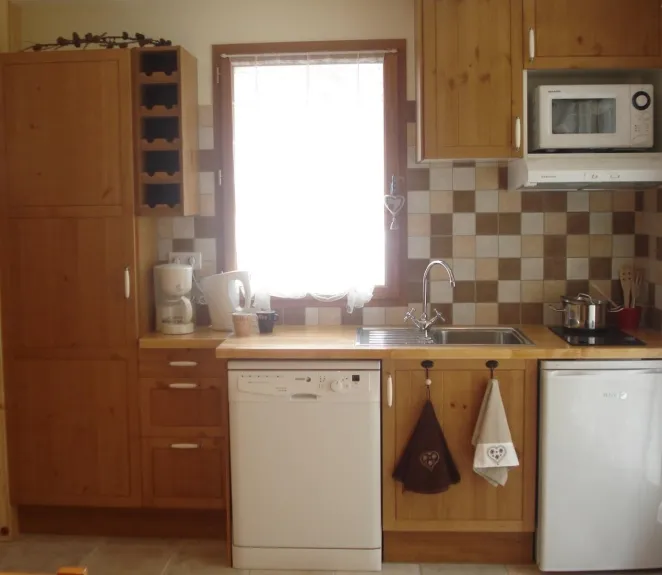 kitchen with its equipement : dishwasher, microwave, 