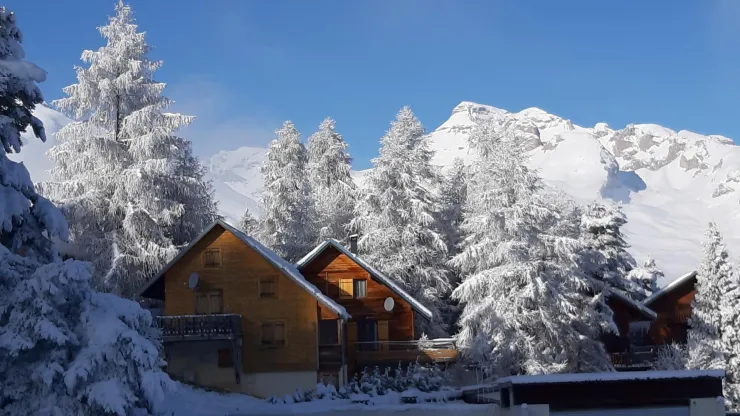 Chalets au pied des pistes de la Joue du Loup.