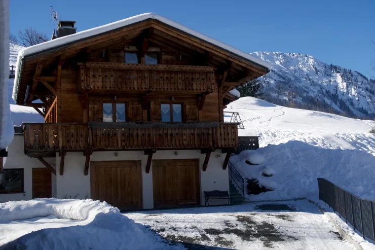 un chalet que pour vous au calme a 200M du centre village beaucoup de balade a fair grand champ pour faire de la luge 