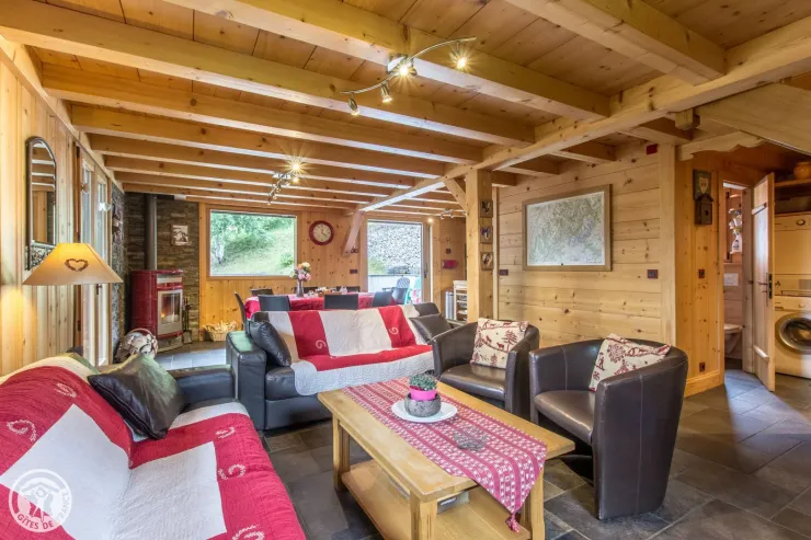 très grande pièce avec beaucoup de bai et fenêtre cuisine  frigo américain coin repas terrasse juste devant et grand balcon sur toute la chaine poêle a bois   