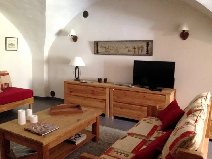 Large 25m2 family room with TV/DVD.