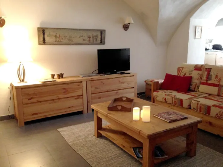 Large 25m2 family room with TV/DVD.