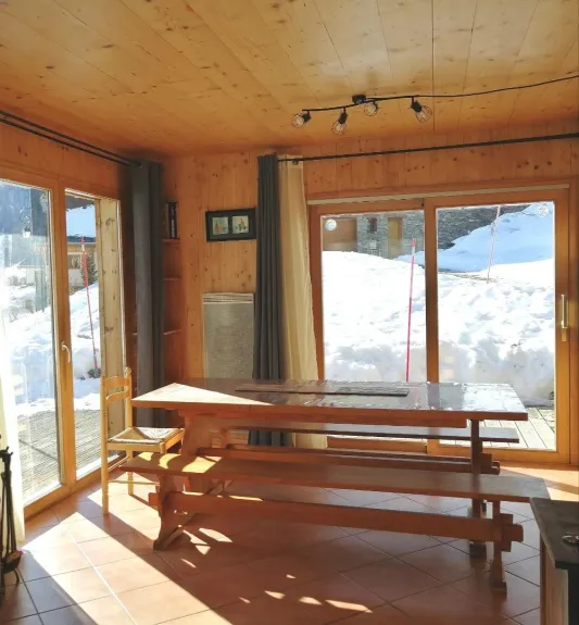 Espace Repas avec 10 Places Possibles 