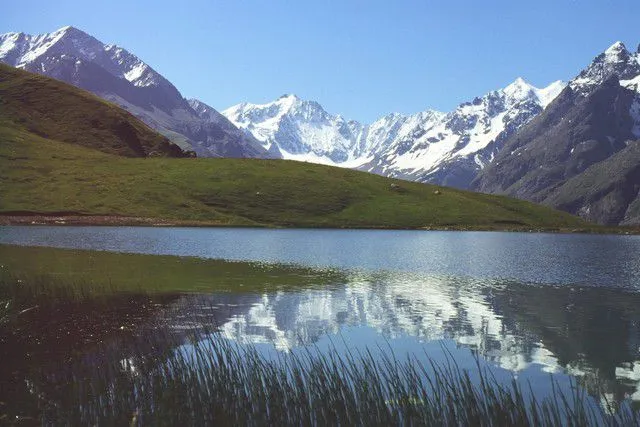 le lac du Pontet, à 1/2h de marche, offre une des meilleures vues sur le massif de la Meije, le Haut-Oisans jusqu'au col du Lautaret, et ici les Agneaux