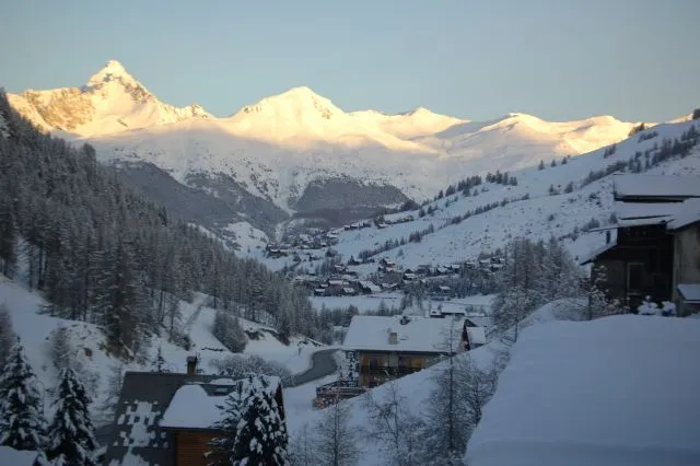Vue du salon : PIC DE ROCHE BRUNE.