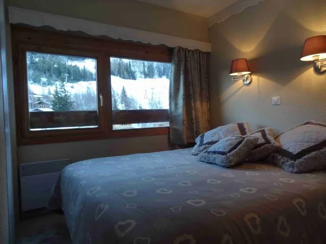 The parent's room offers a 160x200cm (twin) bultex bed, a light dimmer and a nice view over the ski run area that will make you delighted days and nights