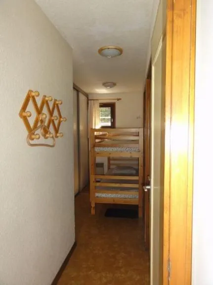 View on the corridor from the living room with, at the end, the mountain corner and its two bunk beds.