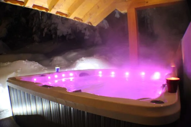 PRIVATE JACUZZI OUTSIDE