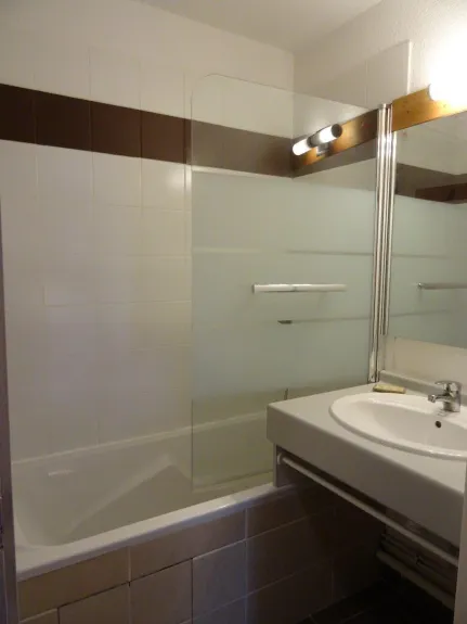 salle de bain avec baignoire