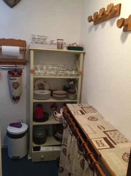 entry, with dish cupboard (supplied for 8/10 p.), 
