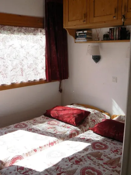 main bedroom with twin beds (equipped with very confortable matresses)