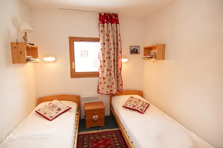 Chambre à coucher avec 2 lits simples