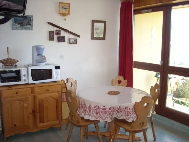 Pièce principale - Coin repas.