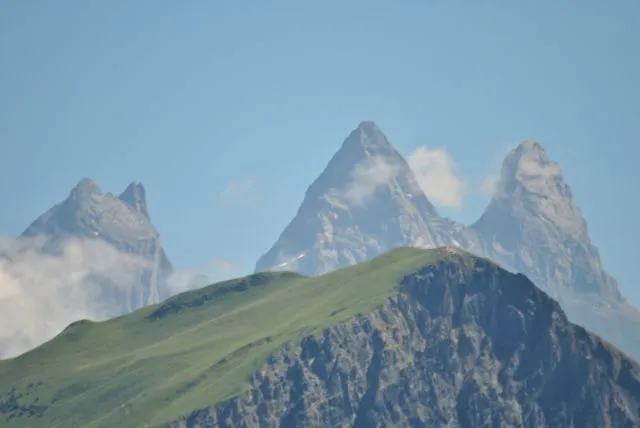 Vue du balcon en été : Au 1er plan le Mont Charvin, au 2ème plan, les Aiguilles d'Arves