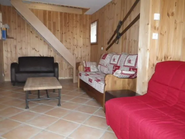 salon avec 3 canapés dont 1 BZ