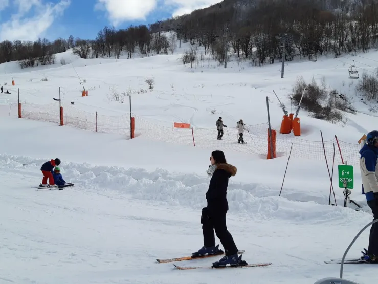 DEVANT LA MAISON PETIT TELESKI  POUR LES DEBUTANTS ET TELESIEGE DES CLOCHETTES (PISTE VERTE)