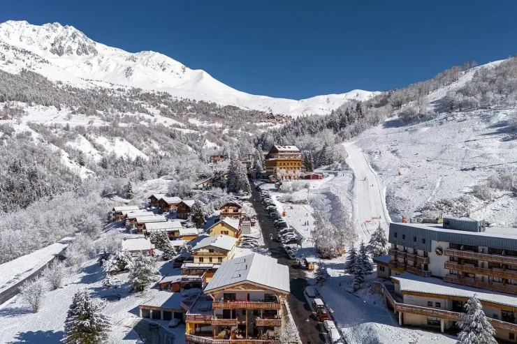 Vue de dessus,
notre bâtiment est le 2 ème à gauche en montant (face aux pistes et devant l'arrêt navettes inter stations gratuites)