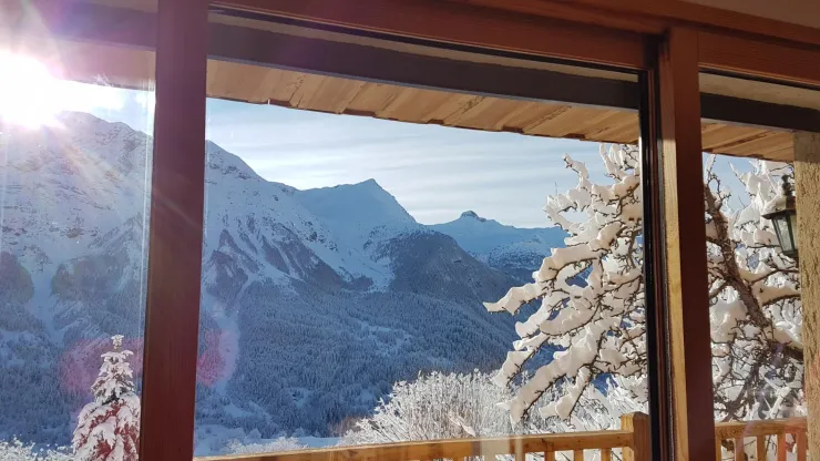 Vue sur l'aiguille d'Orcières depuis le séjour cuisine