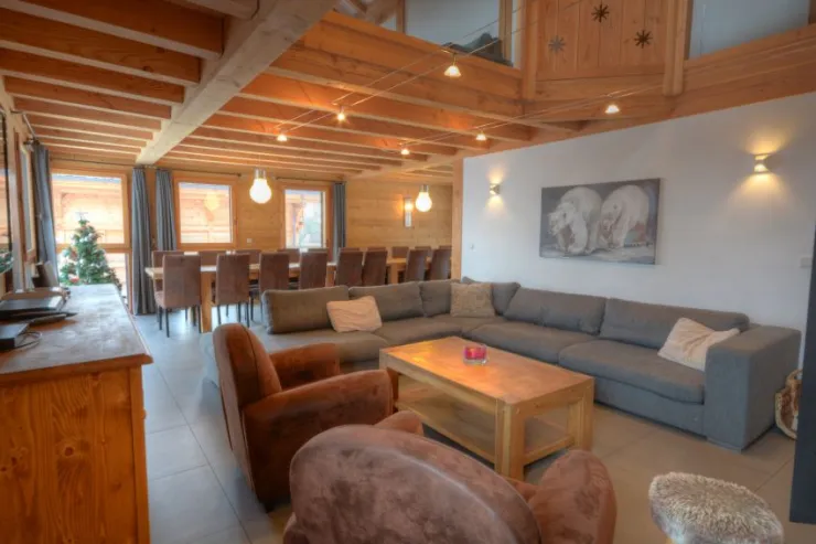 Le salon principal avec la salle à manger en arrière plan.