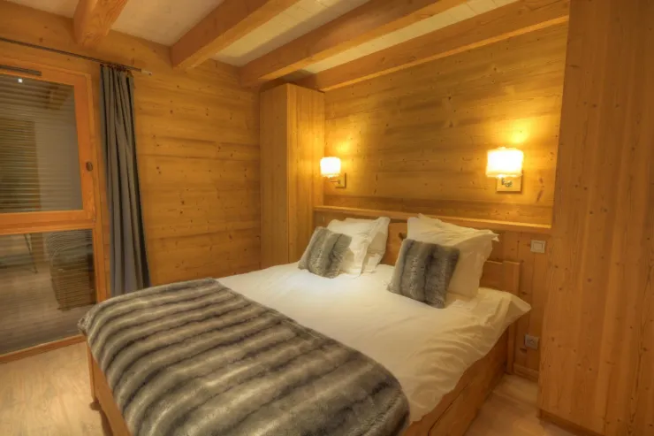 Une chambre la nuit. Toutes les chambres ont la même décoration.