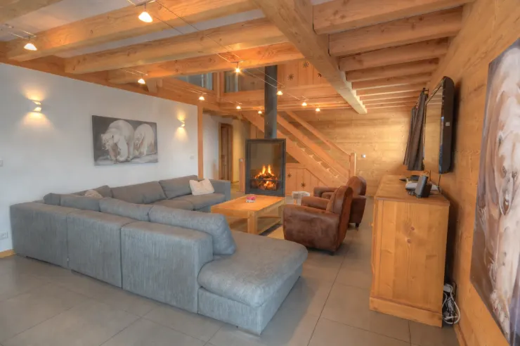 Le salon principal avec sa cheminée focus toute hauteur.