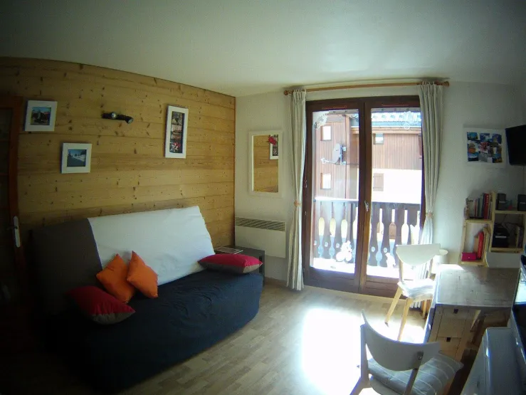 Pièce à vivre avec canapé clic-clac. Grande qualité de couchage