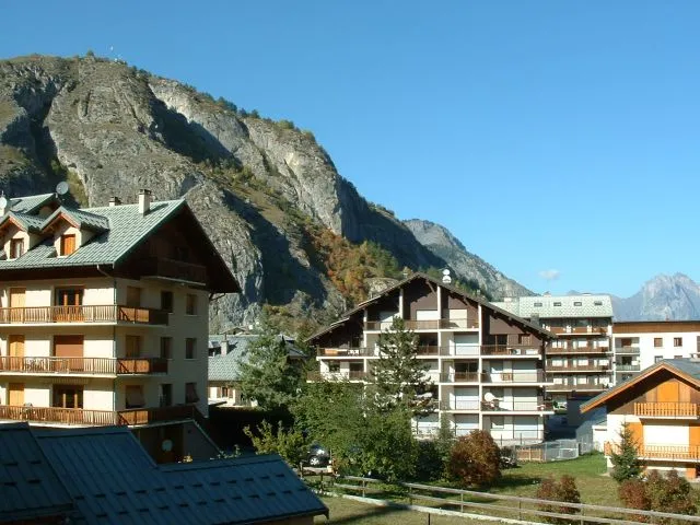 Vue depuis le balcon sur l'avenue de la vallée d'Or