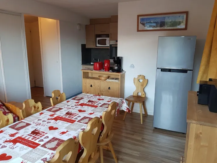 La pièce à vivre, à l'étage supérieur du duplex avec  réfrigérateur (202l)/congélateur (46l)