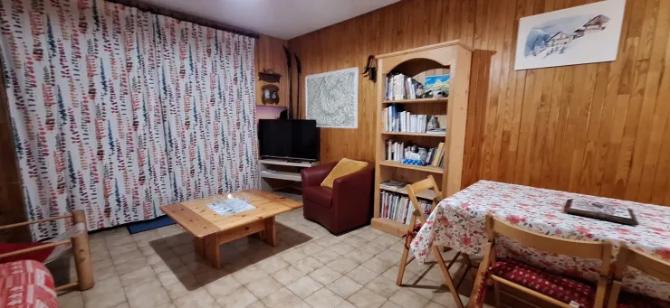 Smart tv 50 pouces  , table 6 places avec banc et 4 chaises.
