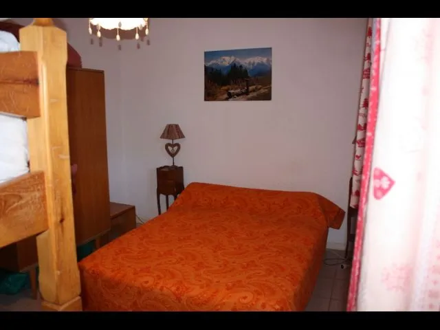  Chambre 16m2 avec lit double matelas récents de 140x200 couettes et lits superposer 80x200 échelle et couette.