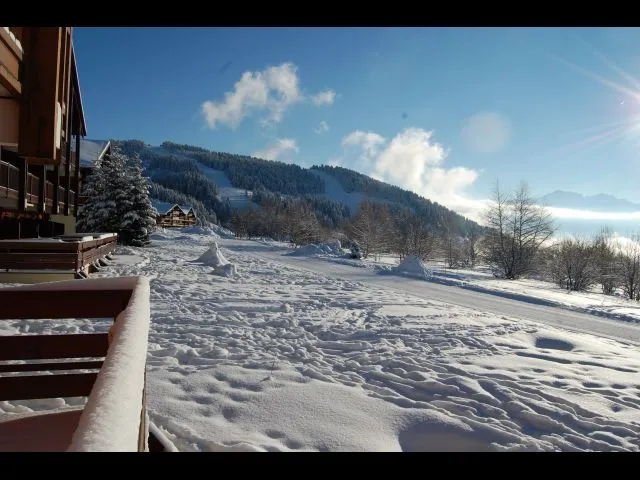vue de la terrasse et de l'appartement en période hivernale sur la légette et le beaufortin.