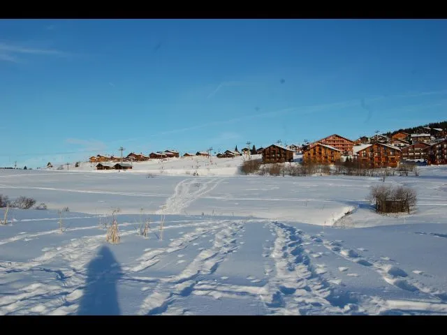 vue du chalet au pied des pistes avec les remontées mécaniques sur la droite. Les commerces de la station se trouve à 150 m du Cristal 2.