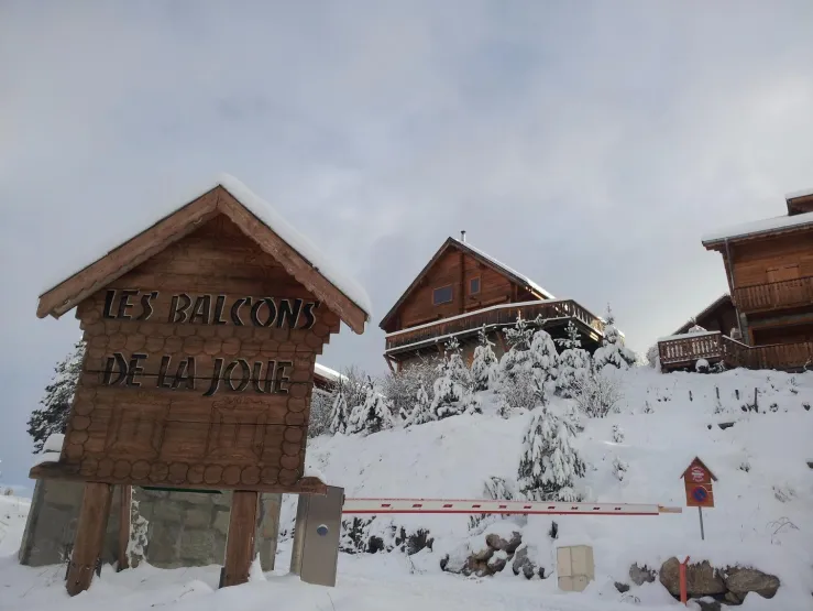 Entrée de la copropriété sécurisée . le Loupyetu est à droite du panneau en haut