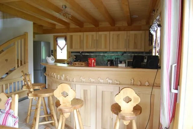 cuisine entierement équipée avec table de travail en granit et placard bois; vaisselle + four, micro-ondes, lave-vaiselle