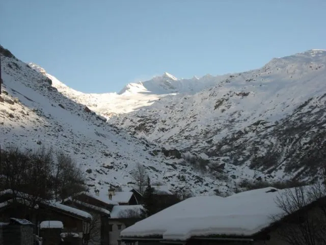 View of the Moulinet glacier (east), from the terrace (January 2011)