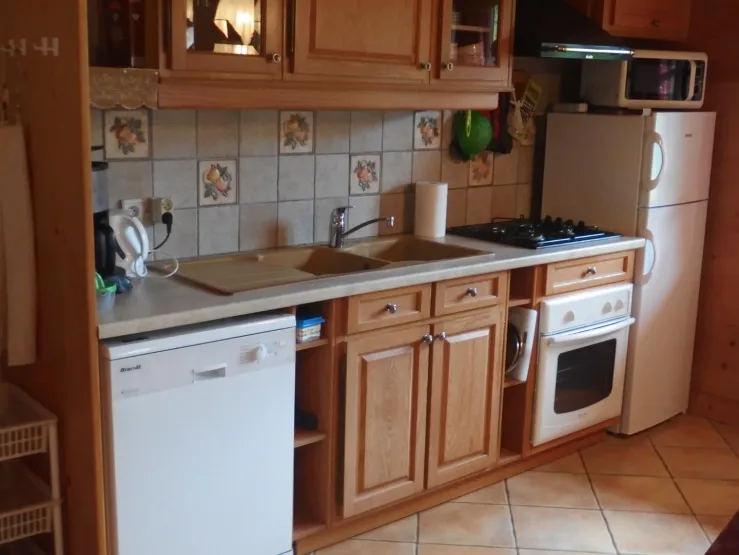 le coin cuisine   avec son lave  vaisselle 