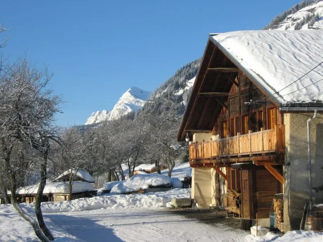 la ferme  sous  la neige,   un  lieu féérique  au milieu de cette belle nature