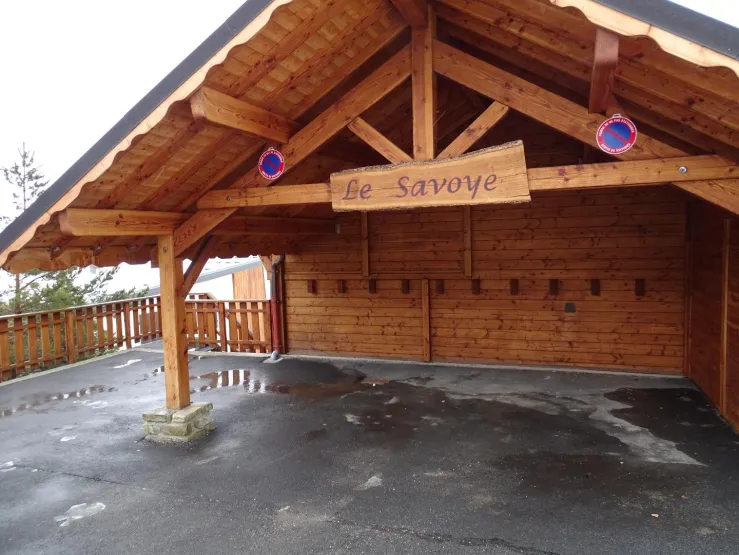 Le parking avec abris voitures