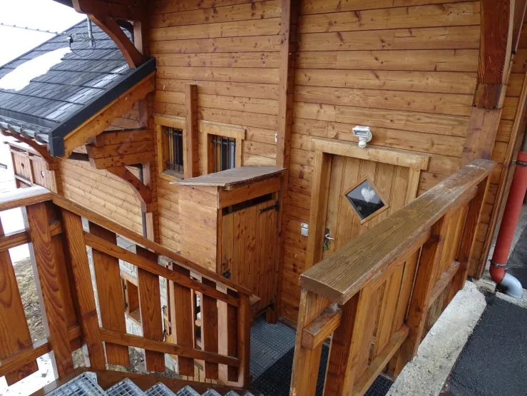 entrée du chalet avec placard à skis