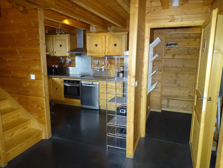 à droite, l'entrée avec les portes chaussures et son banc, 