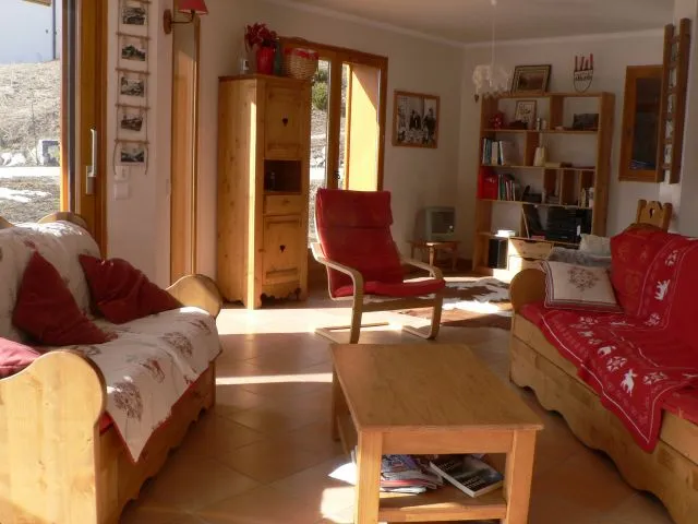 Spacious living room, bright and comfortable with great mountain views.