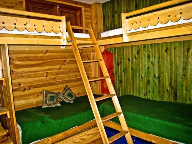 chambre dortoir avec 4 lit de 80x200 et une possibilité de couchage supplémentaire par 3 épaisse mousse