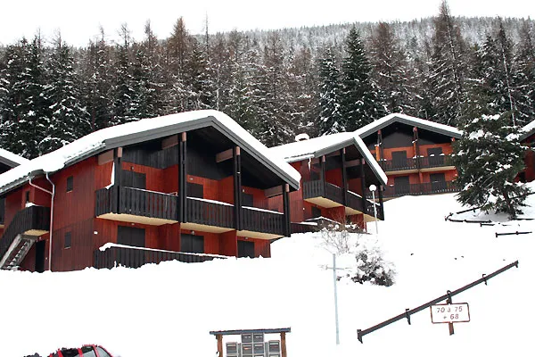 Chalet de six appartements avec entrées individuelles. 