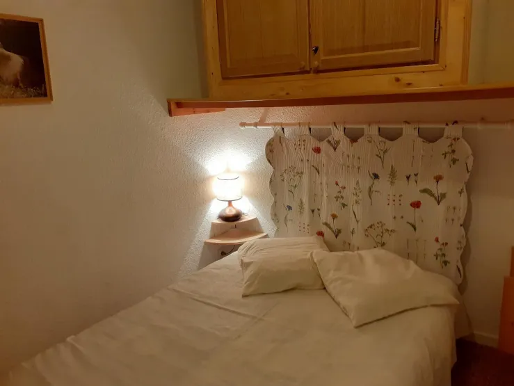 Chambre à coucher deux places, commode et étagères à rangement