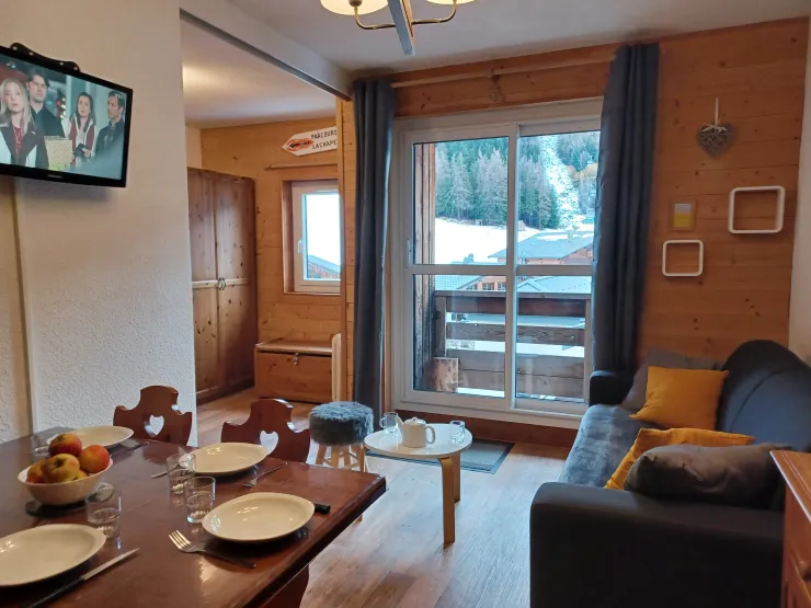 Cocooning flat in the heart of the station and at 50 meters from the ski lifts. Panoramic vue on slopes and the cosy station centre.
