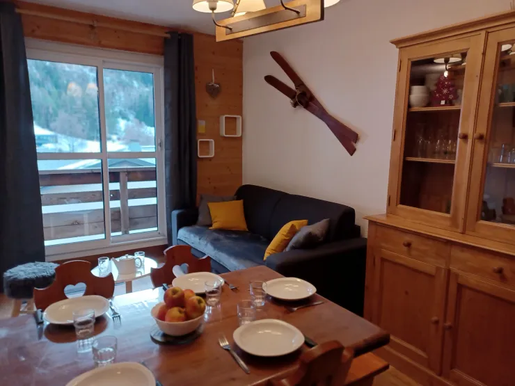 Cocooning flat in the heart of the station and at 50 meters from the ski lifts. Panoramic vue on slopes and the cosy station centre.